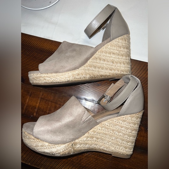 ❤️Big Buddha Tan Espadrille Wedges - Picture 9 of 13